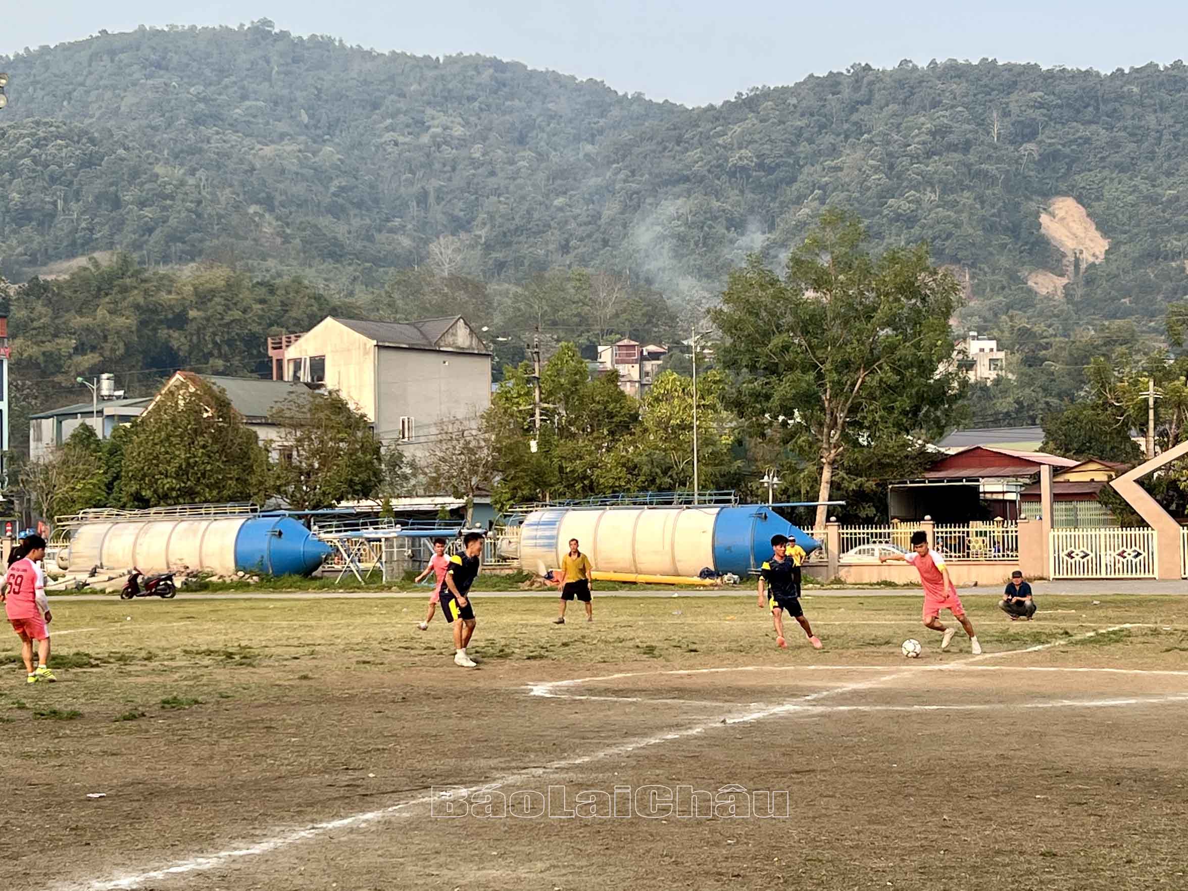 đội bóng tranh giành nhất nhì